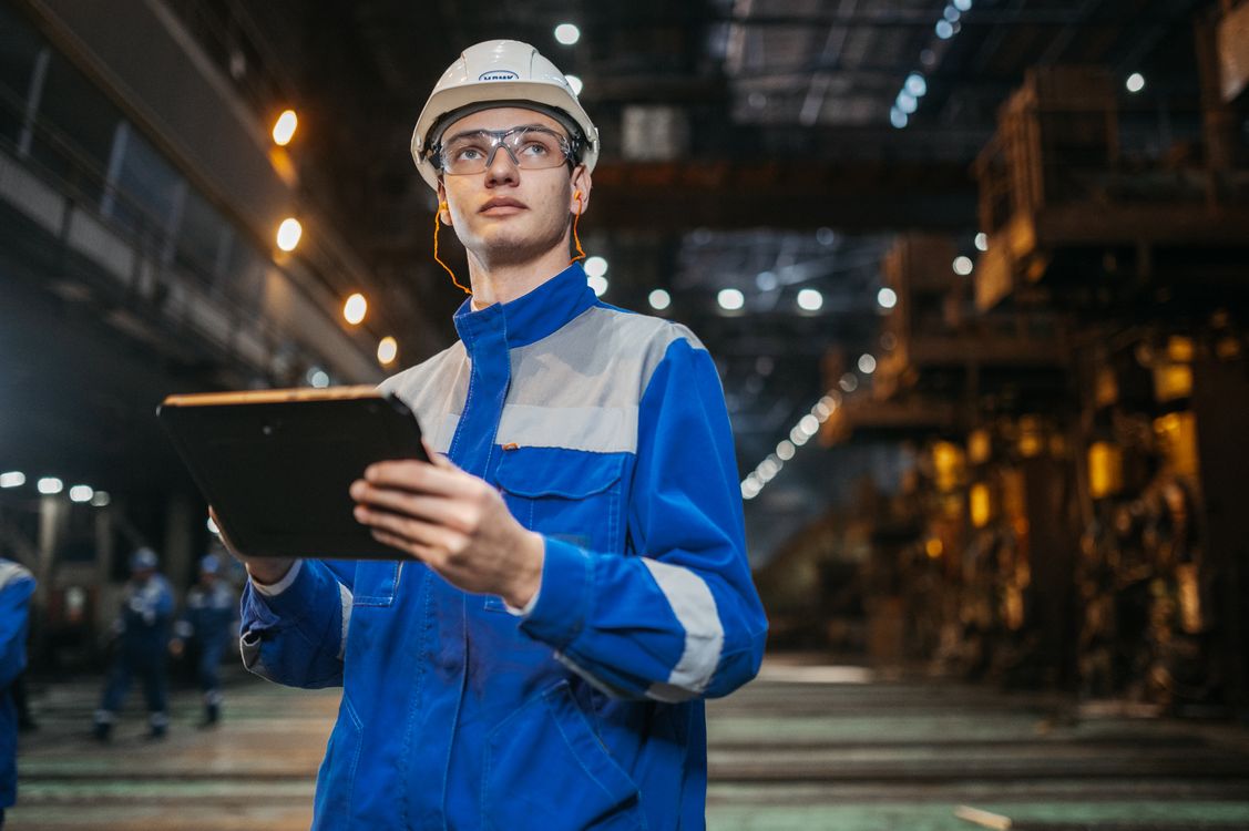 Ingeniero en planta usando una tablet
